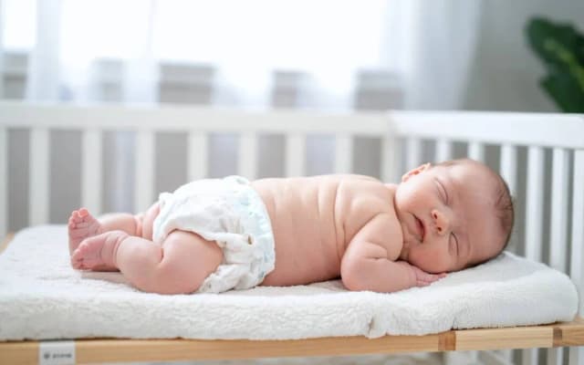 Jak prawidłowo zakładać pieluchę tetrową na bioderka – proste kroki bez przecieków