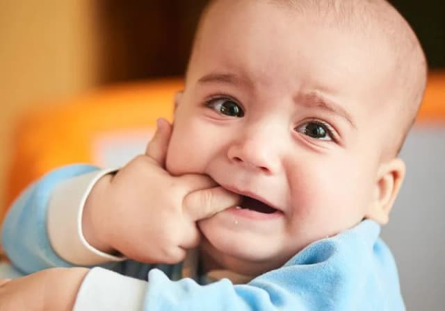 Jak podać mleko przy ząbkowaniu, by złagodzić ból i dyskomfort