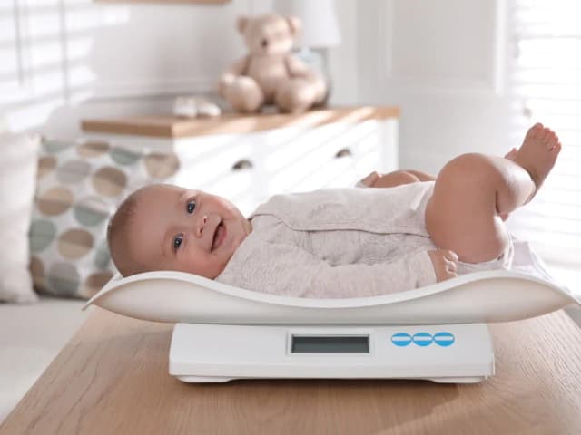 Ile powinno przybierać na wadze niemowlę karmione piersią - ważne informacje