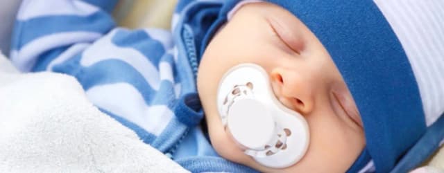 Kiedy dać smoczek dziecku? Korzyści, wady i ważne zalecenia dla rodziców