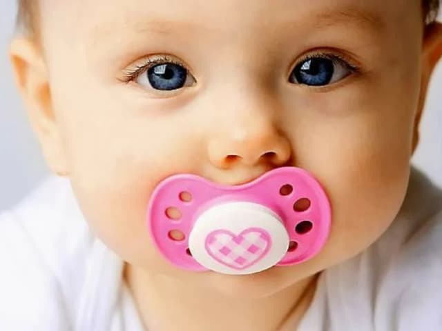 Czy dawać dziecku smoczek? Zalety, wady i wpływ na rozwój niemowlęcia